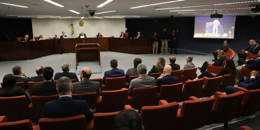 stf-retoma-julgamento-de-bolsonaro-apos-intervalo;-fux-prossegue-voto