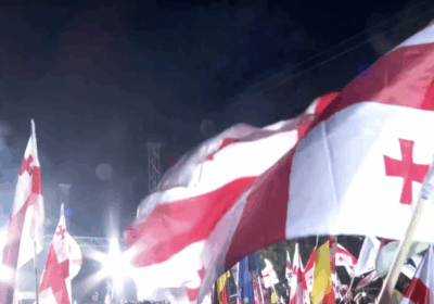 na-georgia,-manifestantes-se-reunem-em-apoio-ao-ex-presidente-preso