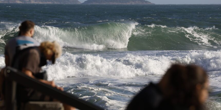 guarda-vidas-buscam-casal-que-desapareceu-na-praia-do-leme