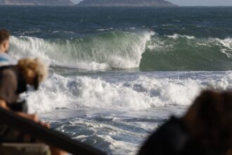 guarda-vidas-buscam-casal-que-desapareceu-na-praia-do-leme