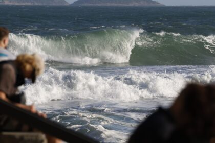 guarda-vidas-buscam-casal-que-desapareceu-na-praia-do-leme