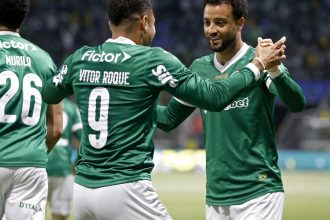 brasileiro:-palmeiras-joga-no-ritmo-de-vitor-roque-e-goleia-o-inter