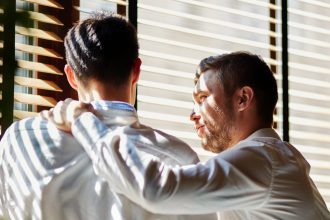 saiba-como-agir-como-colega-ou-gestor-quando-uma-pessoa-chora-no-trabalho