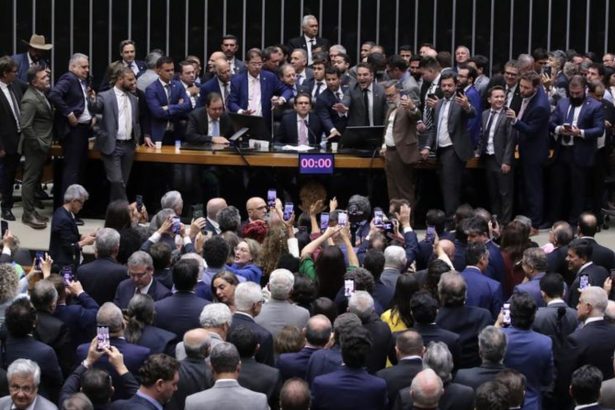 corregedor-da-camara-pede-suspensao-de-3-deputados-envolvidos-em-motim