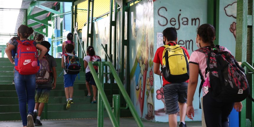 menos-da-metade-das-escolas-publicas-esta-ligada-a rede-de-esgoto