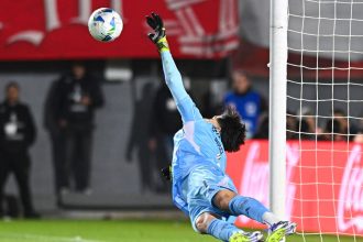 rossi-brilha-nos-penaltis-e-garante-classificacao-do-flamengo