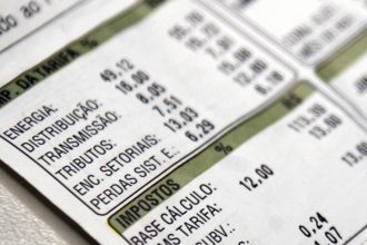 aneel-reduz-bandeira-para-vermelha-1-na-conta-de-luz-em-outubro