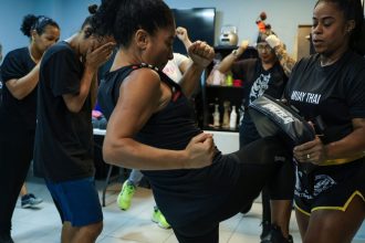 projeto-social-no-rio-oferece-aulas-de-defesa-pessoal-para-mulheres