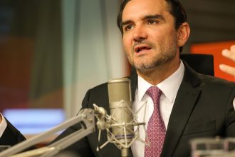 celso-sabino-anuncia-saida-do-comando-do-ministerio-do-turismo