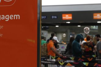 aeroporto-santos-dumont-fecha-para-limpeza-da-pista-apos-vazamento