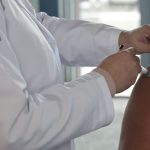 vacinacao-de-paises-vizinhos-tambem-impacta-o-brasil,-diz-opas