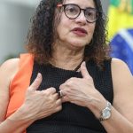 vacina-brasileira-de-covid-ajuda-a-combater-negacionismo,-diz-ministra