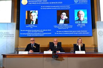 trio-ganha-nobel-de-economia-de-2025-por-trabalho-sobre-inovacao