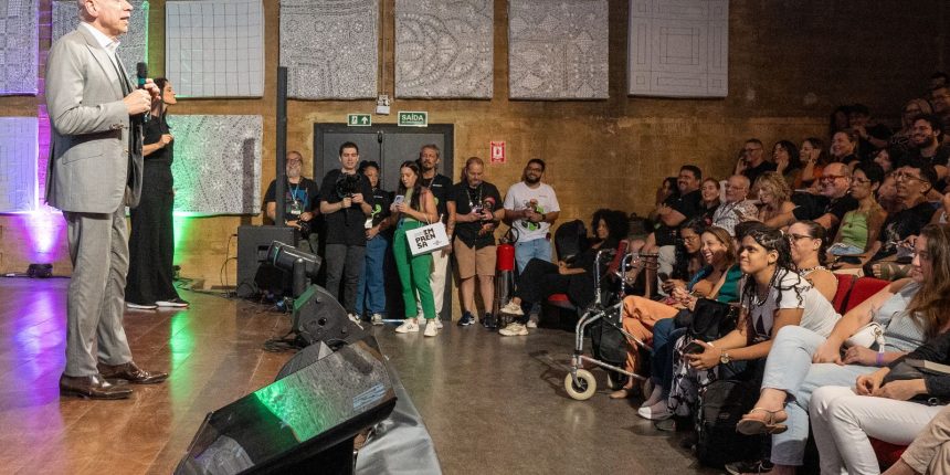 tecnologia-e-ferramenta,-nao-garantia-de-educacao,-diz-karnal