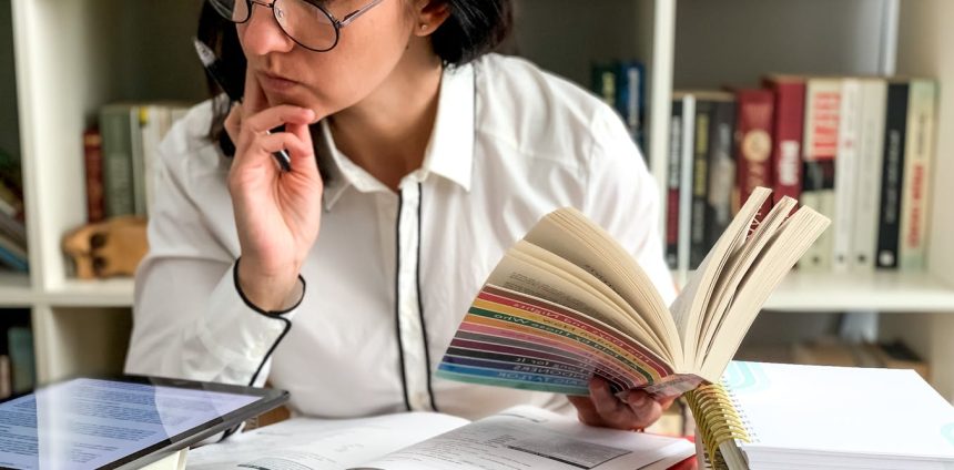ciencia-em-debate:-o-peso-silencioso-da-avaliacao-de-cursos-e-publicacoes-cientificas