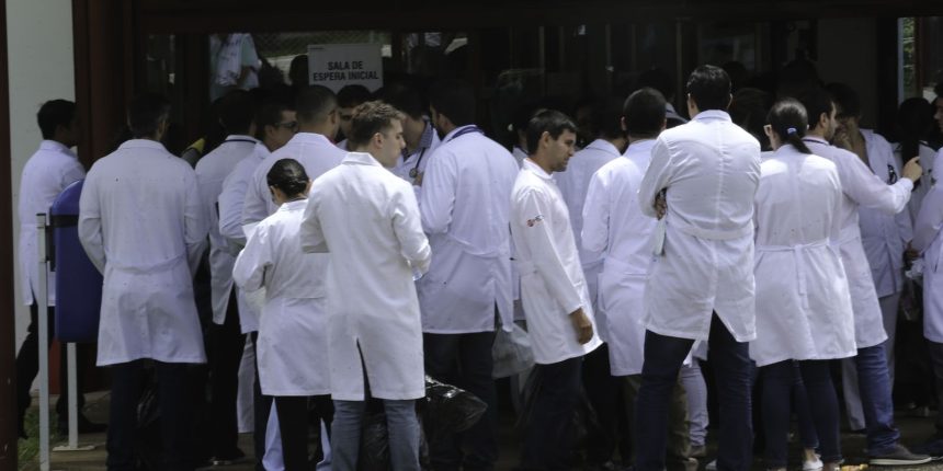 revalida-2025/2:-prazo-para-envio-de-diploma-medico-comeca-hoje