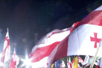 na-georgia,-manifestantes-se-reunem-em-apoio-ao-ex-presidente-preso