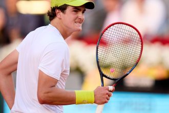 joao-fonseca-vai-a-1a-semi-de-atp-500-apos-abandono-de-rival-no-3o-set