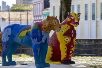 belem-vira-galeria-a-ceu-aberto-com-estatuas-de-oncas-coloridas