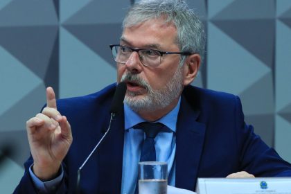 ex-diretor-do-inss-nega-vinculo-politico-em-depoimento-a-cpi