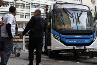 rio:-mais-de-50-onibus-viraram-barricada;-transporte-esta-afetado