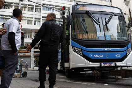 rio:-mais-de-50-onibus-viraram-barricada;-transporte-esta-afetado