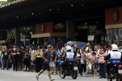 rio:-avenidas-sao-liberadas-e-metro-reforca-horario-de-trens