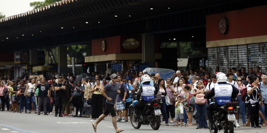 rio:-avenidas-sao-liberadas-e-metro-reforca-horario-de-trens