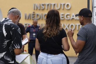 familias-se-cadastram-para-reconhecer-corpos-no-iml-do-rio