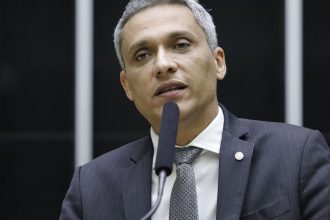 moraes-suspende-acao-penal-contra-deputado-gustavo-gayer