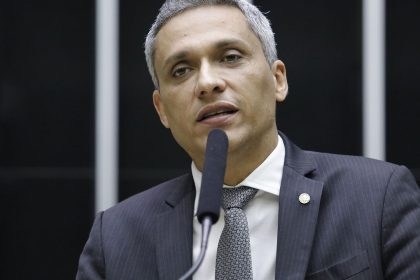moraes-suspende-acao-penal-contra-deputado-gustavo-gayer