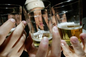 por-que-tantos-adolescentes-ainda-bebem,-mesmo-com-a-venda-proibida-no-brasil?