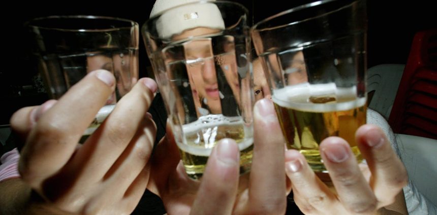 por-que-tantos-adolescentes-ainda-bebem,-mesmo-com-a-venda-proibida-no-brasil?