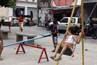 tiroteios-constantes-afetam-desenvolvimento-de-criancas-em-comunidades