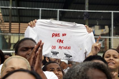 moradores-de-favelas-protestam-no-rio-apos-megaoperacao-com-121-mortos