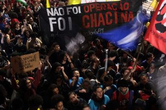 em-atos,-movimento-negro-pede-investigacao-independente-de-acao-no-rio