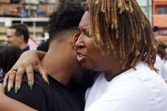 sob-faccoes-e-operacoes,-populacao-de-favelas-vive-traumas-e-adoece