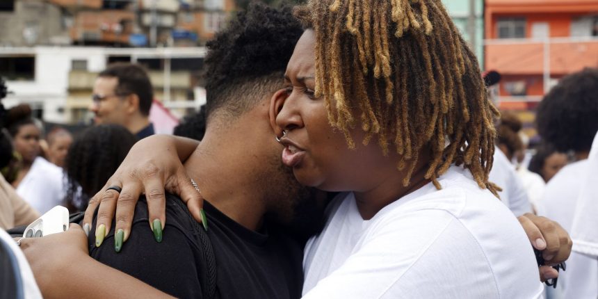 sob-faccoes-e-operacoes,-populacao-de-favelas-vive-traumas-e-adoece