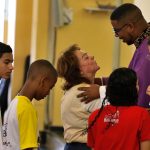 em-igreja-na-penha,-fieis-rezam-por-paz-e-protecao-em-semana-de-horror