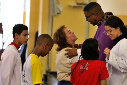 em-igreja-na-penha,-fieis-rezam-por-paz-e-protecao-em-semana-de-horror