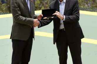 principe-william-visita-pao-de-acucar-e-recebe-chave-da-cidade-do-rio