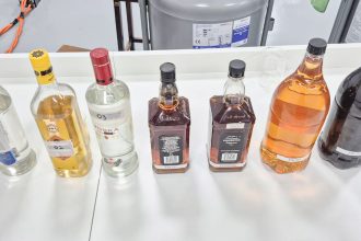 bar-em-sao-vicente-e-fechado-apos-morte-de-mulher-que-consumiu-whisky