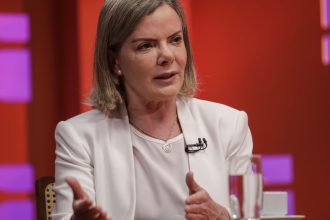 gleisi-diz-que-politicos-de-direita-querem-eua-intervindo-no-brasil