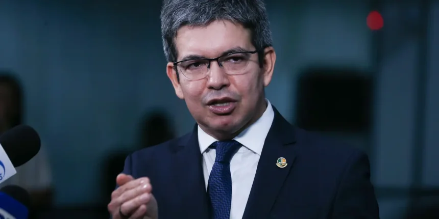 rotular-faccoes-como-terroristas-nao-combate-crime,-diz-randolfe