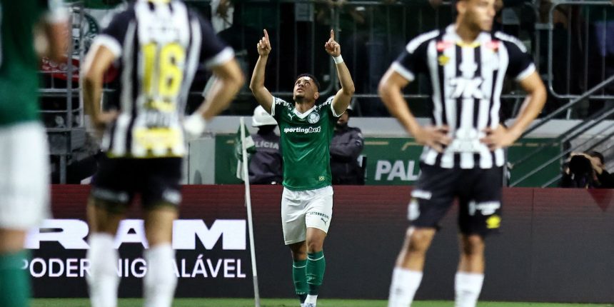 vitor-roque-decide-e-palmeiras-vence-classico-com-santos-no-brasileiro