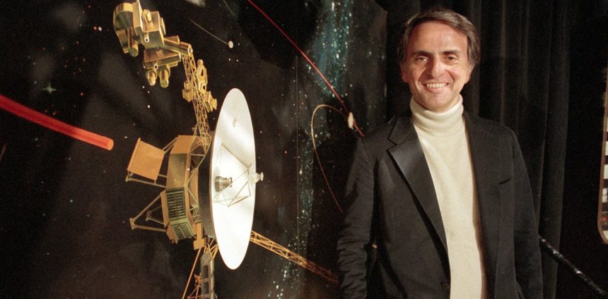 no-“sagan-day”,-uma-revisita-a-serie-“cosmos”,-que-completou-45-anos-em-2025