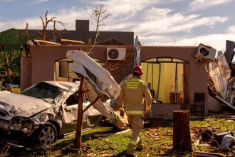 cidade-devastada-por-tornado-tem-2-mil-sem-luz;-32-seguem-internados