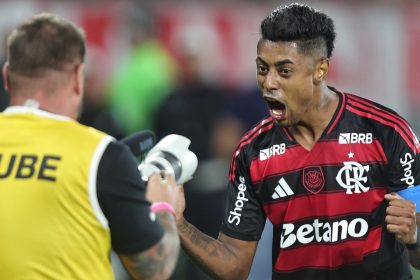 fla-vence,-aproveita-derrota-do-palmeiras-e-volta-a-igualar-rival