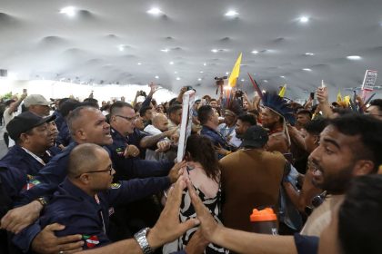 manifestantes-tentam-entrar-na-cop30-e-ha-confronto-com-seguranca