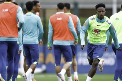 vinicius-junior-diz-que-selecao-evolui-sob-comando-de-carlo-ancelotti